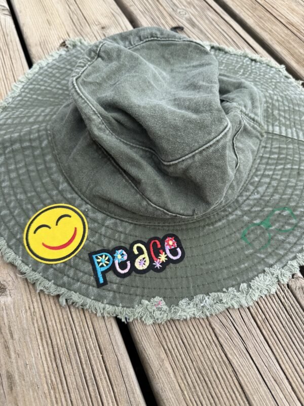 Chapeau tissus customs jeanne et Charlotte – Image 3