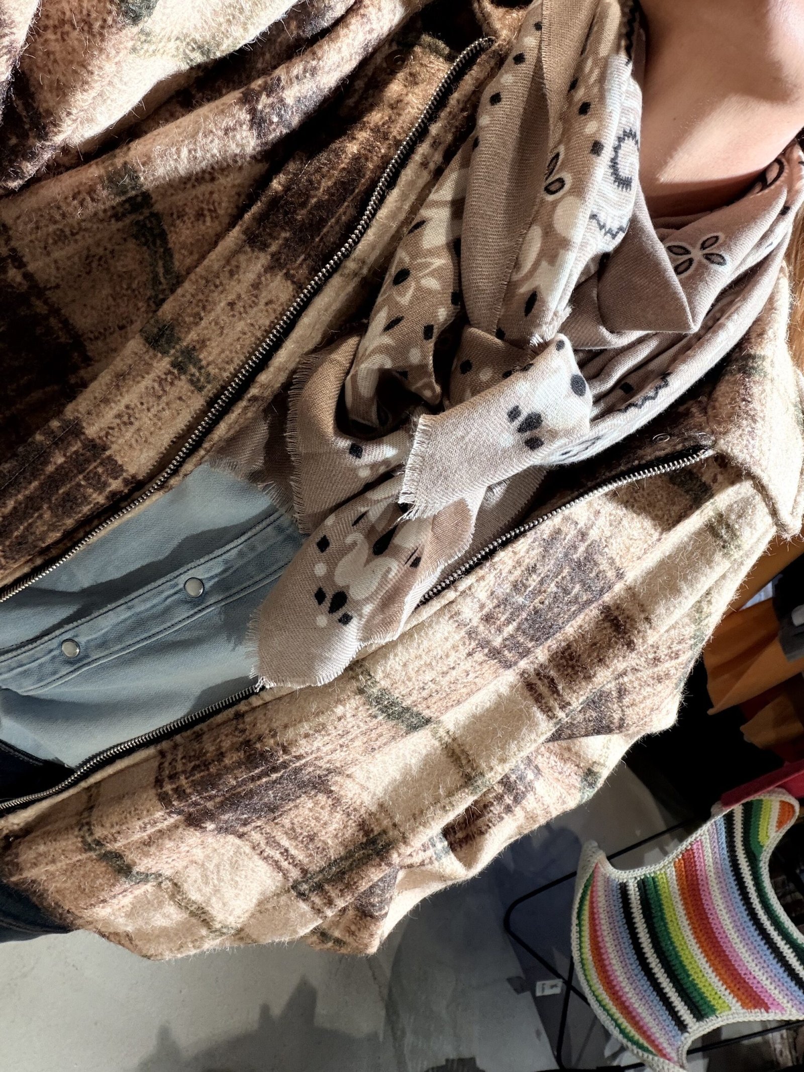 Blouson en tartan beige zippé – Image 2